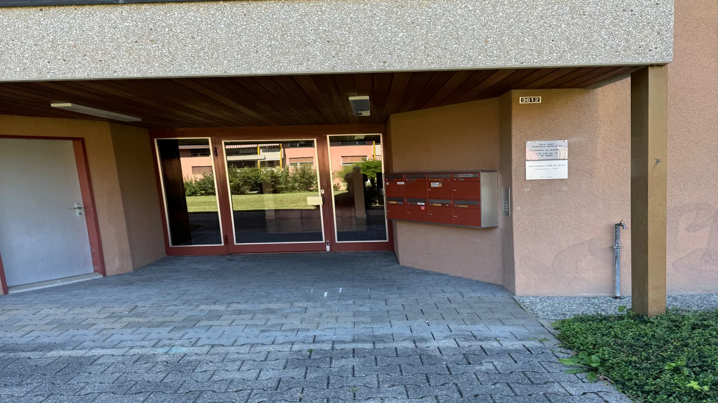 L’entrée de l’immeuble, Les Vergers-de-la-Gottaz 20, à Morges